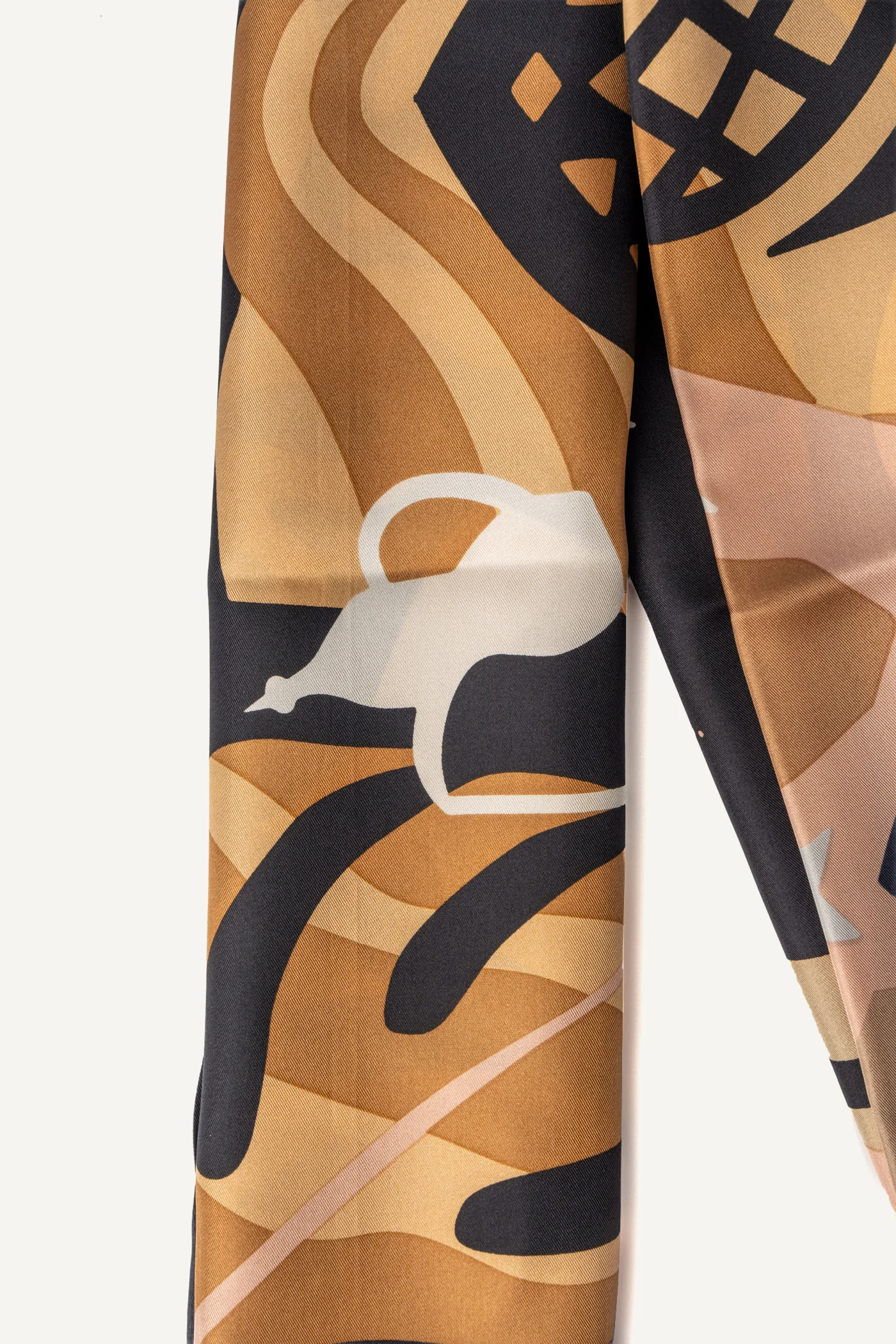 DKNY X DINA SAADI OBLONG RAMADAN SCARF - Image 5
