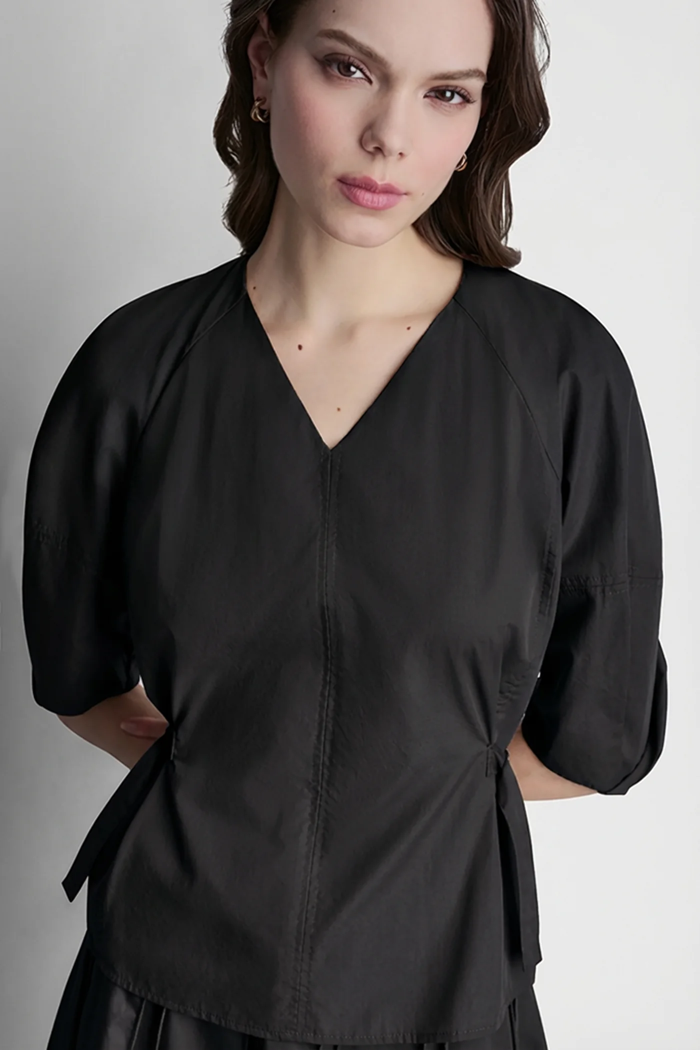 3/4 BARREL SLEEVE V-NECK TOP - Image 2